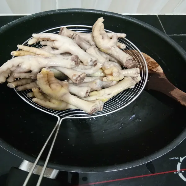 Kemudian buang air rebusannya dan tiriskan ceker.