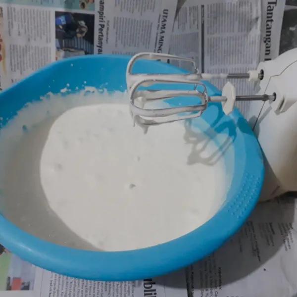 Mixer telur & gula dengan kecepatan tinggi hingga gula cair (5 menit)