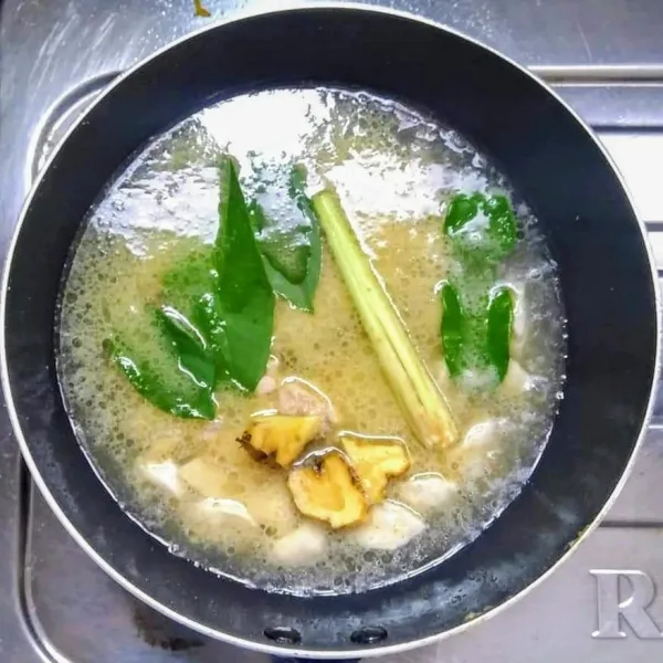 Tambahkan air, irisan baso, serai, daun salam, daun jeruk dan lengkuas, masak sampai baso matang.