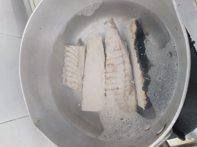 Cuci bersih ikan tongkol, kemudian rebus.