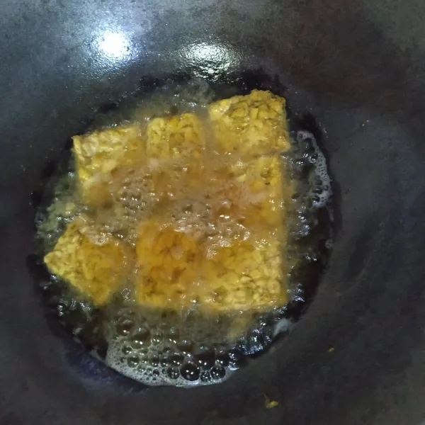 Panaskan minyak goreng, goreng tempe sampai matang