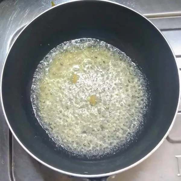 Panaskan minyak, tumis bumbu halus sampai harum.