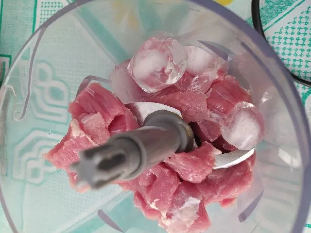 Cuci bersih daging, kemudian potong kecil-kecil. Lalu blender bersama es batu sampai ½ halus.