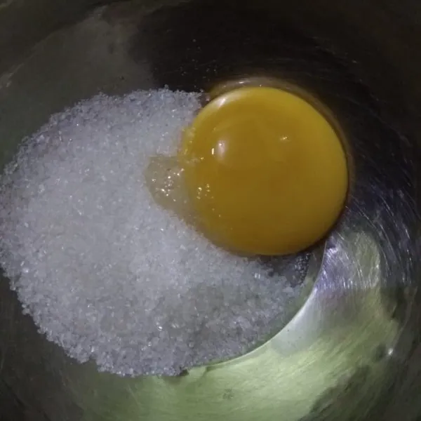 Kocok telur dan gula sampai gula larut.