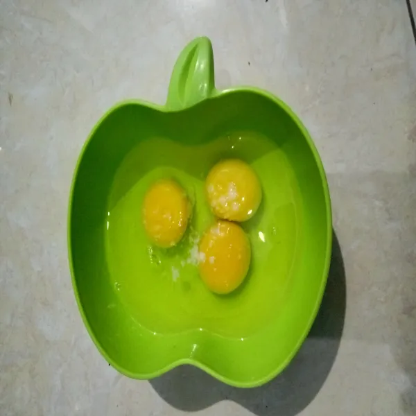 Siapkan telur dalam sebuah mangkok. Beri garam lalu kocok lepas.