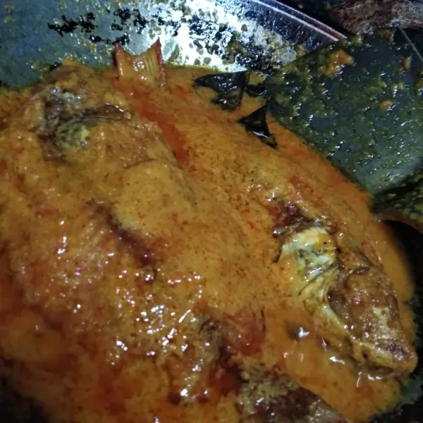 Setelah susut, koreksi rasa. Matikan kompor dan siap disajikan.