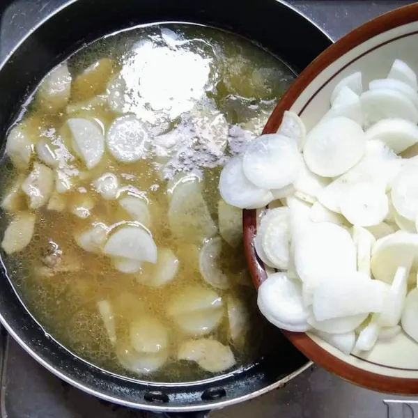 Masukkan lobak, tambahkan kaldu bubuk, merica bubuk, gula pasir dan garam, masak sampai lobak empuk.