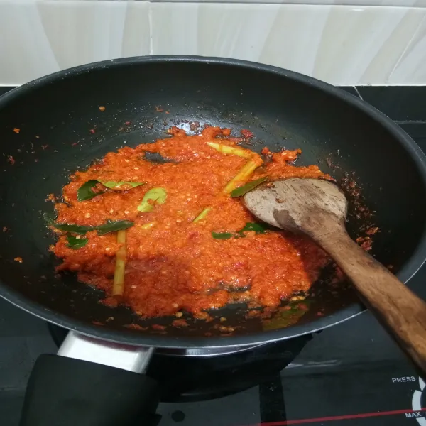 Panaskan minyak goreng, tumis bumbu halus, sereh dan daun jeruk hingga bumbu matang.