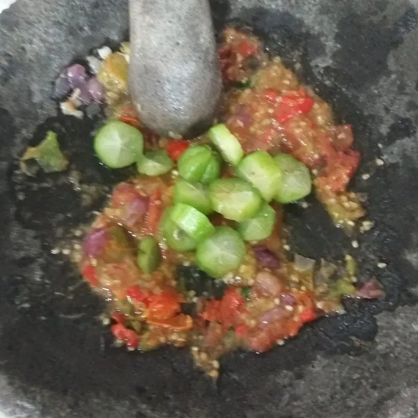 Masukan potongan belimbing wuluh. Ulek asal saja. Aduk dengan spatula.