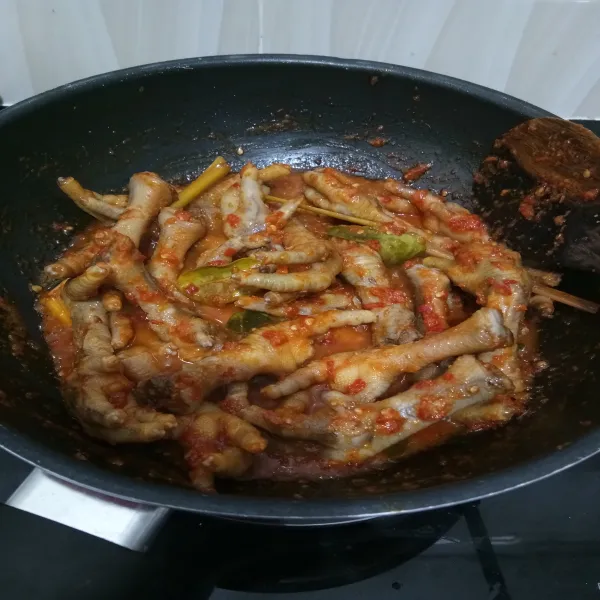 Masak hingga bumbu meresap dan air menyusut. Tes rasanya dan siap disajikan.