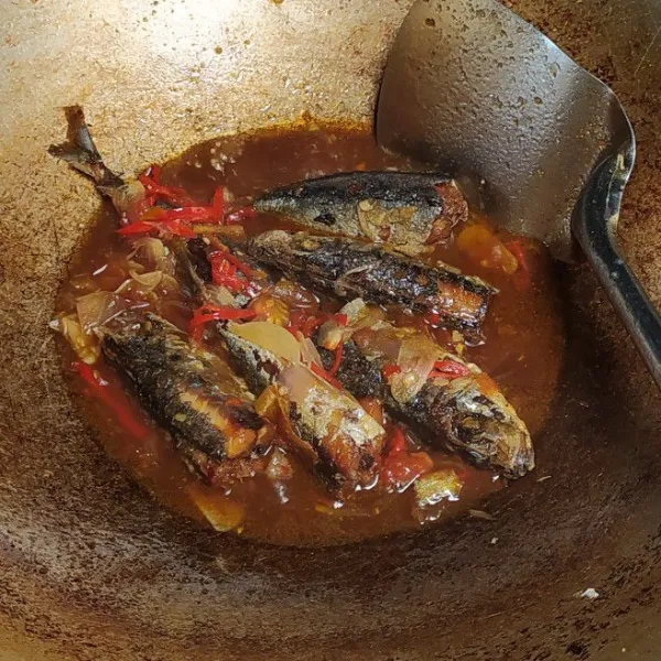 Masukan ikan pindang, tuangi air bersih. Bumbui dengan garam halus, gula pasir, merica bubuk, kaldu bubuk dan kecap manis. Aduk rata sambil koreksi rasanya. Matikan api dan siap disajikan.