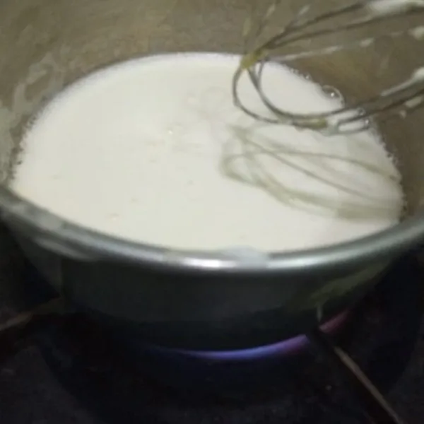 Siapkan panci masukkan whipping cream vanilla paste dan susu cair hingga hangat, tidak perlu sampai mendidih.