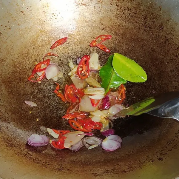 Tumis bumbu-bumbu (kecuali tomat) dengan secukupnya minyak goreng hingga harum.