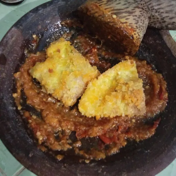 Geprek telur di cobek sambal, dan siap disajikan dengan nasi hangat.