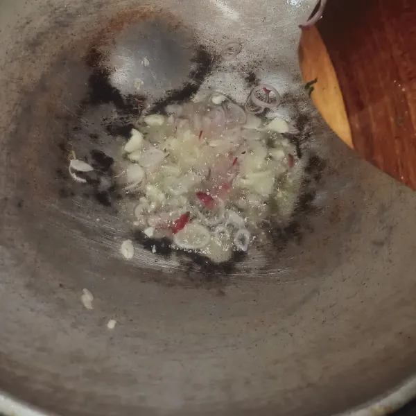 Siapkan wajan panaskan lalu tumis bawang putih dan bawang merah sampai harum