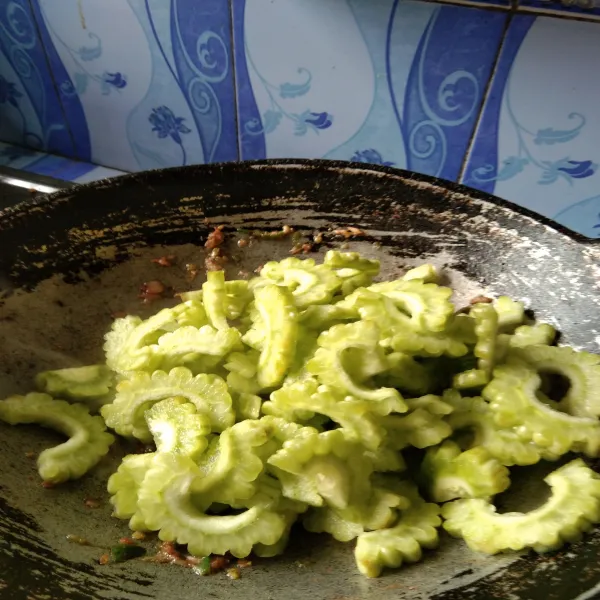 Masukan irisan pare, aduk rata