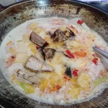Masukan ikan dan tahu goreng. Bumbui dengan garam, gula dan kaldu bubuk. Koreksi rasa.