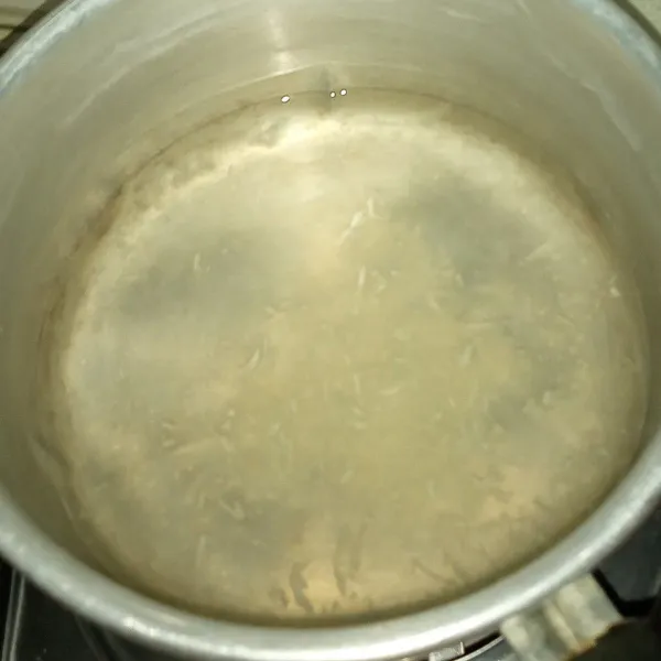 Rebus air bersama bawang putih sampai mendidih.