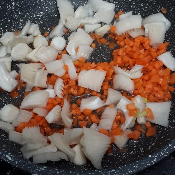 Rebus wortel dan jamur tiram hingga agak lunak.