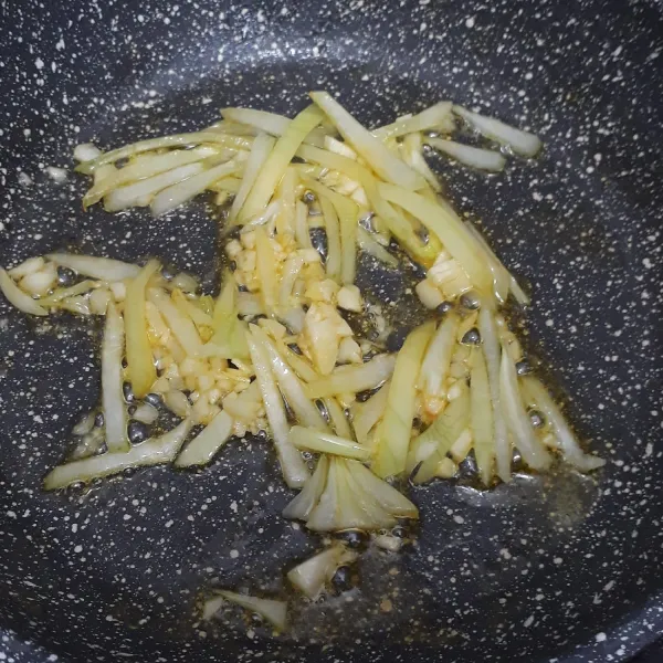 Panaskan margarin lalu tumis bawang putih dan bawang bombay hingga harum.