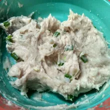 Pindahkan adonan kewadah dan masukkan irisan daun bawang, aduk rata.