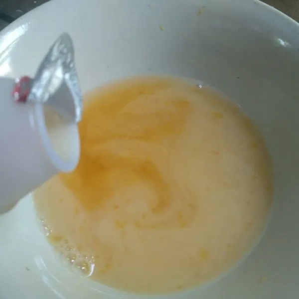 Tambahkan yakult dan aduk rata.