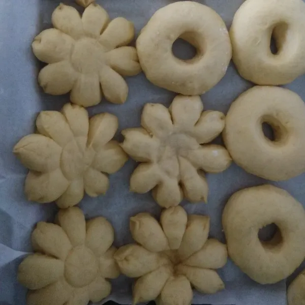 Proffing terakhir, diamkan adonan donat selama 45 menit atau sampai mengembang 2 kali lipat.