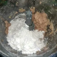 Masukkan tepung tapioka, lada bubuk, garam dan kaldu jamur.
