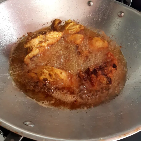 Panaskan secukupnya minyak, kemudian goreng ayam, tempe dan tahu sampai matang. Sajikan bersama sambal.