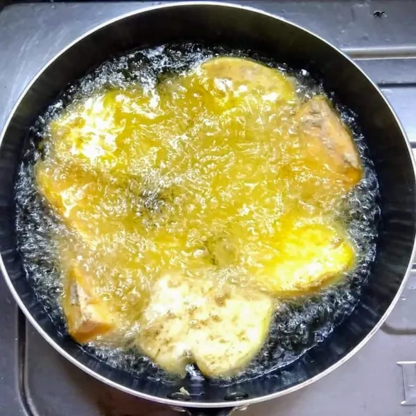 Panaskan minyak, lalu goreng ubi, bolak-balik, tunggu sampai matang berubah warna kuning keemasan