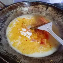 Masukan air dan santan instan. Aduk rata, masak sampai mendidih.