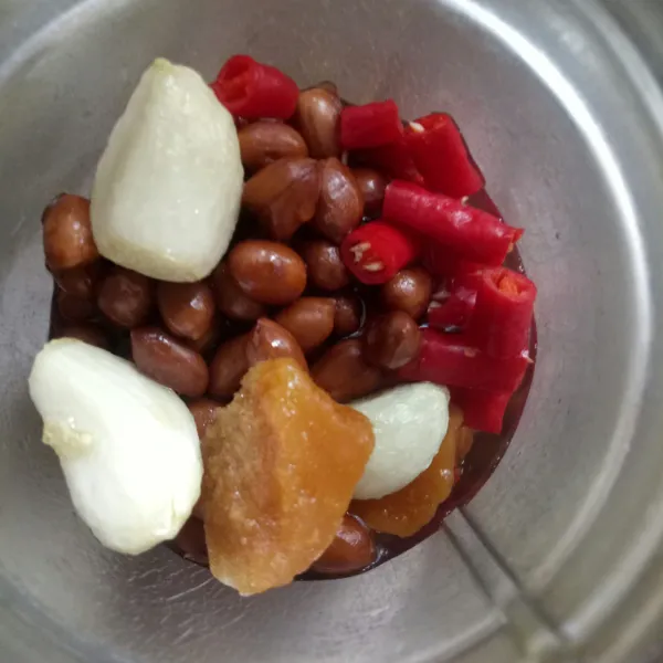Blender kacang tanah, bawamg putih, cabe, gula merah dan sebagian air.