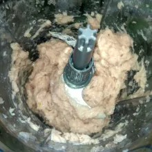 Haluskan ikan, es batu, putih telur, bawang merah dan bawang putih menggunakan chooper hingga halus.
