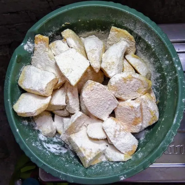 Taburi tepung bumbu serbaguna, aduk-aduk lagi sampai tepung menempel rata