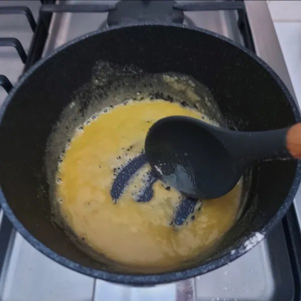 Buat saus putih : masukkan butter sampai mencair, lalu masukkan terigu. Aduk cepat agar tidak bergerindil.