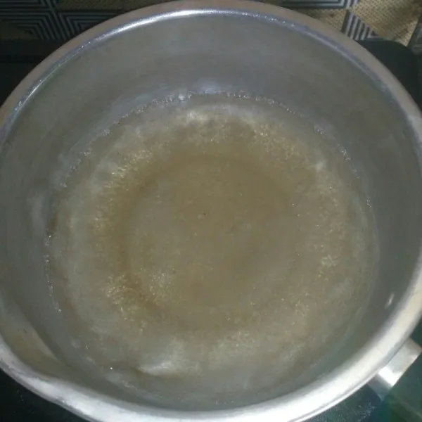 Rebus gula pasir dan air hingga mendidih dan gula larut, biarkan dingin.