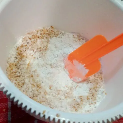 Campur tepung ketan, kelapa sangrai, gula dan garam