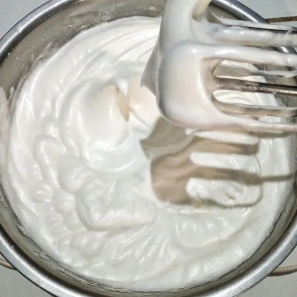 Mixer putih telur hingga berbusa, masukan gula secara bertahap. Tambahkan SP, mixer kembali dengan kecepatan paling tinggi hingga putih berjejak.