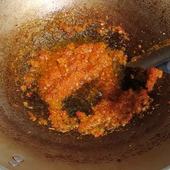 Tumis bumbu halus dengan secukupnya minyak goreng hingga bumbu matang.