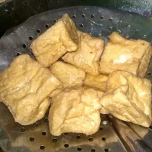 Goreng tahu hingga berkulit.