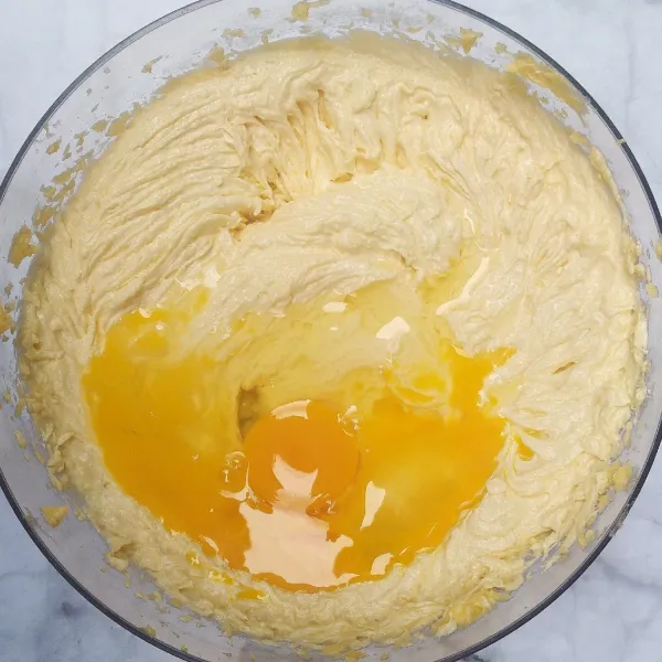 Masukan telur, mixer hingga tercampur rata.