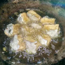 Lalu goreng hingga kekuningan, angkat dan sajikan dengan saos sambal.