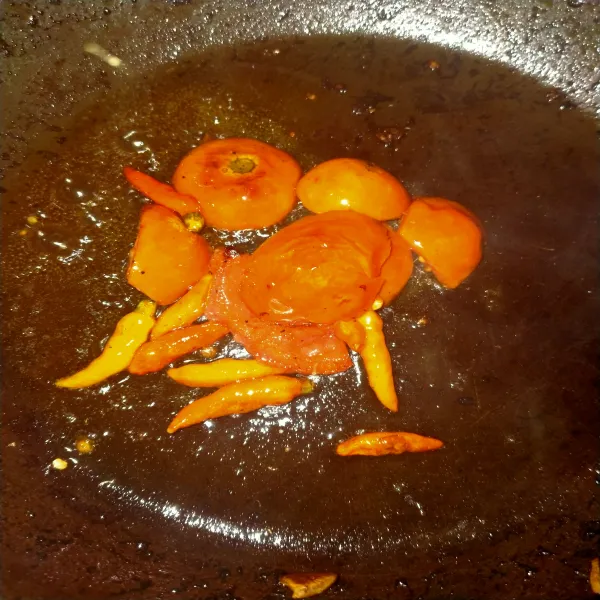 Panaskan teflon beri sedikit minyak, masukan tomat yang telah diiris dan cabe