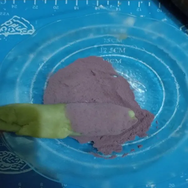 Setelah dibentuk, balur dengan tepung ubi sampai rata