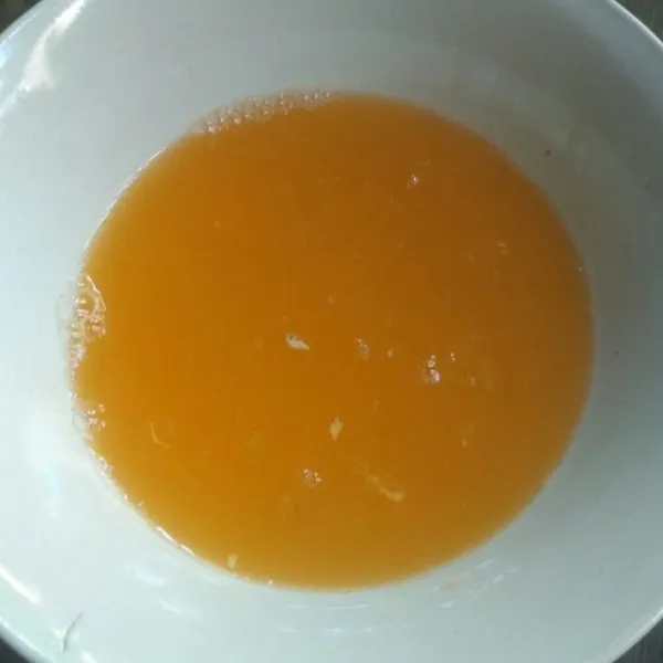 Campur air jeruk dan air gula.
