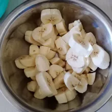 Potong dadu pisang.