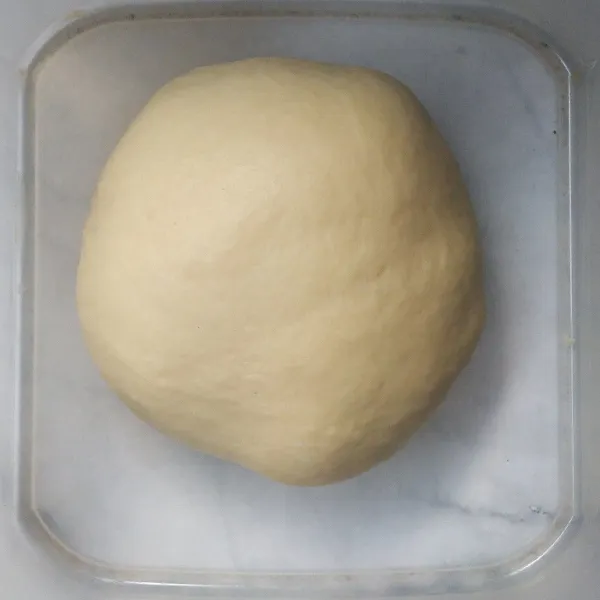 Bulatkan. Lalu tutup dengan serbet basah/plastic wrap. Diamkan hingga mengembang dua kali lipat (45 menit-1 jam).