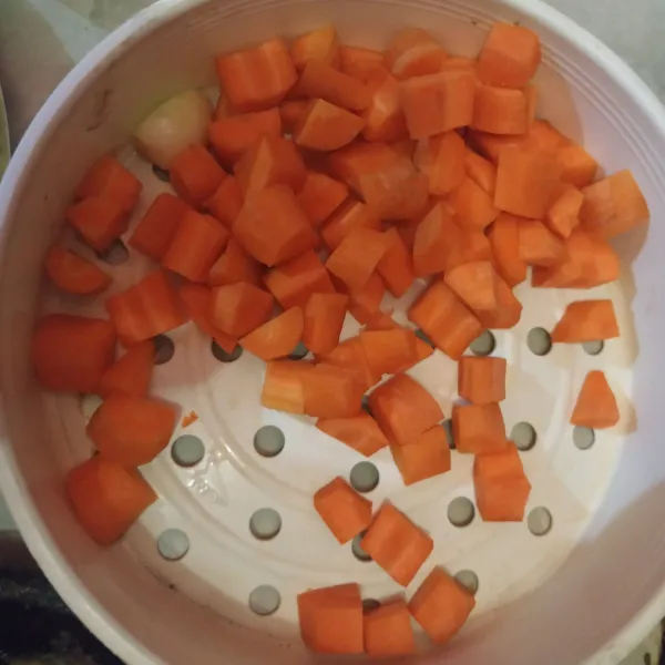 Potong-potong wortel sesuai selera.