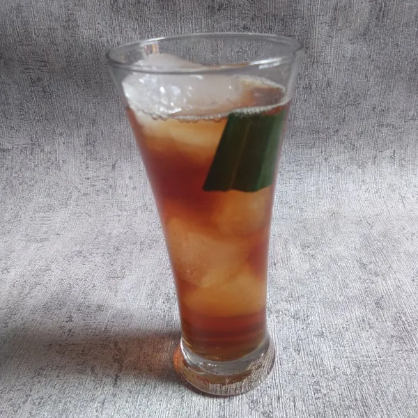 Sajikan dengan es batu.