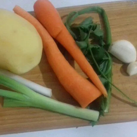Siapkan bahan sop. Kupas dan potong dadu wortel, kentang dan bakso sapi.